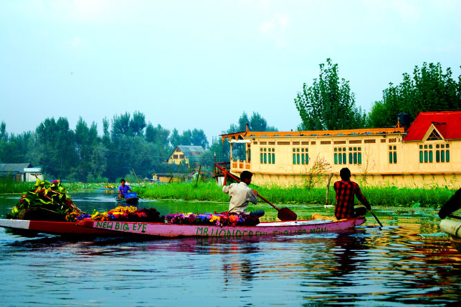 Deluxe Houseboat Dal Lake