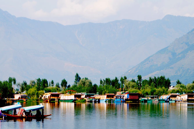 Standard Houseboates in Srinagar