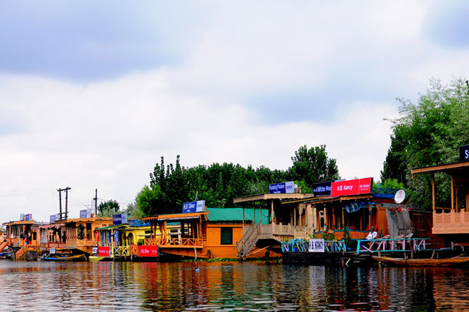 Luxury Houseboats